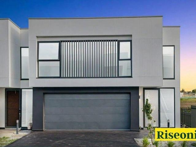 Luxury Townhouse Ready to Go!