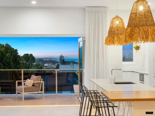 Luxury townhouse walking distance to town