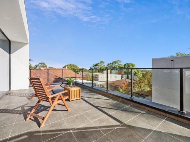 Luxury Townhouse with City Views, Space and Lifestyle Convenience