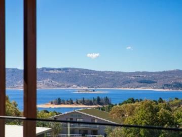 Luxury Torrens Title Townhouse with Breathtaking Lake Views In the Heart of Jindabyne