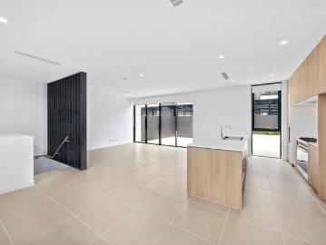 LUXURY TOWNHOUSE WITH ENTERTAINERS COURTYARD