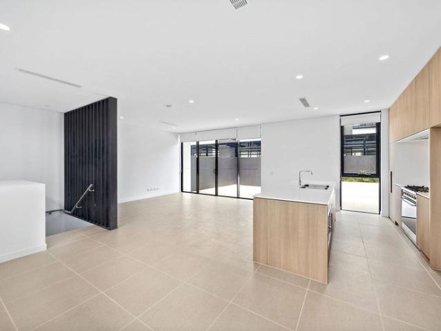 LUXURY TOWNHOUSE WITH ENTERTAINERS COURTYARD