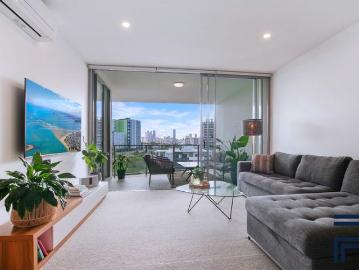 Luxury Top Floor Apartment with Spectacular City Views