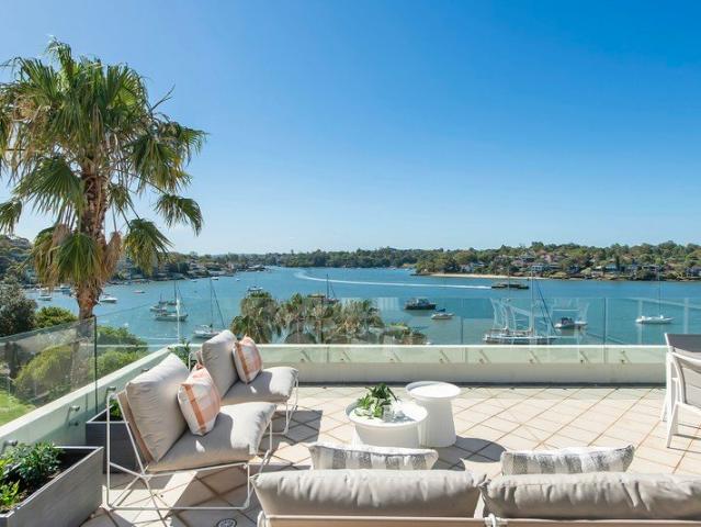 Luxury Top Floor Waterfront Entertainer with Glittering Bay Views