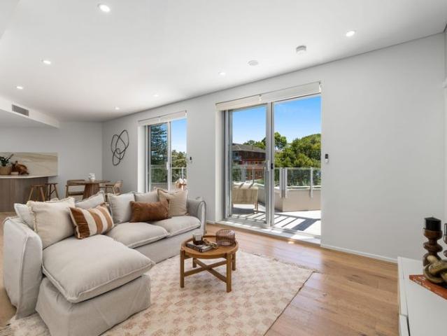 Luxury Top Floor 1 Bedroom Apartment in the Heart of Newport Village
