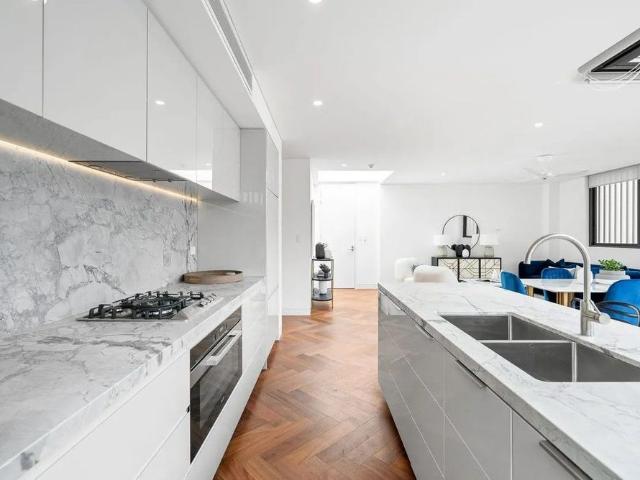 Luxury Three Bedroom Apartment in Boutique Rose Bay Development