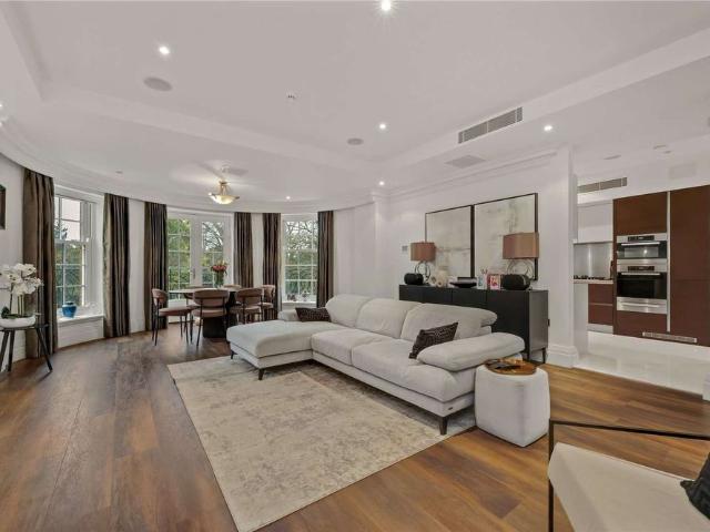 Luxury three bedroom apartment set within the desirable Princess Square in Esher. Complete with concierge services and access to a resident's gym