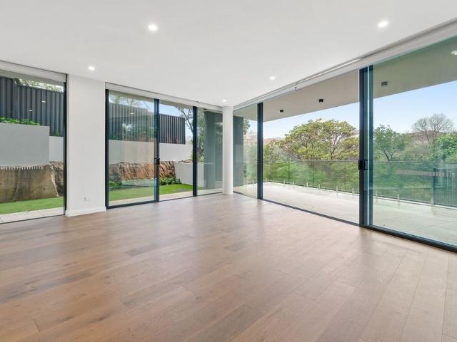 Luxury Three Bedroom Apartment With Parking!