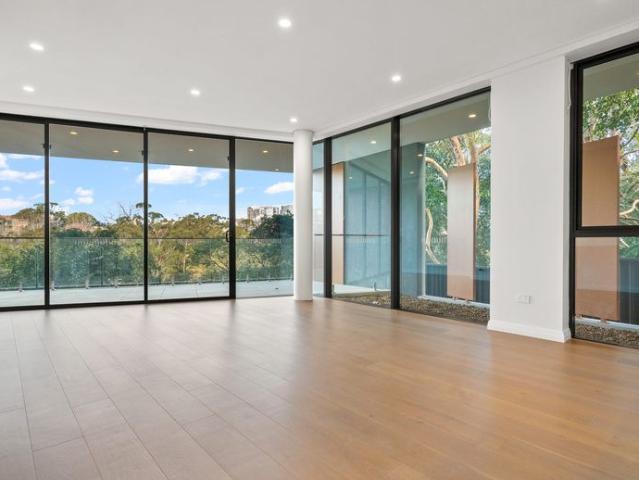 Luxury Two Bedroom Apartment Overlooking Cooper Park With Parking!