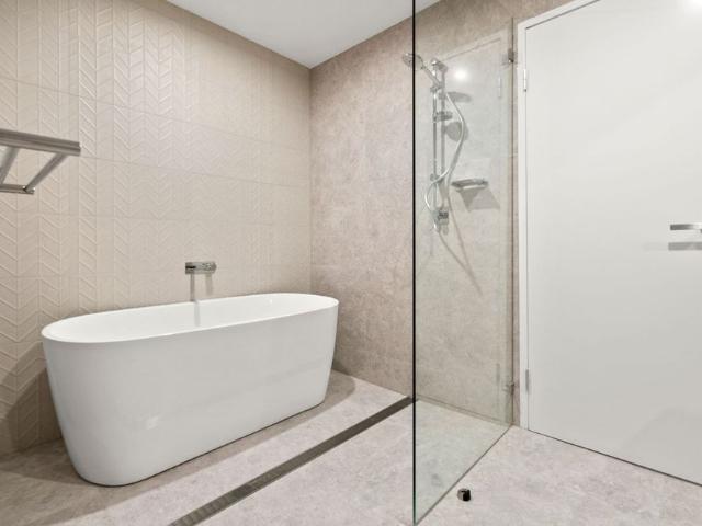 Luxury Two Bedroom Apartment Overlooking Cooper Park With Parking!
