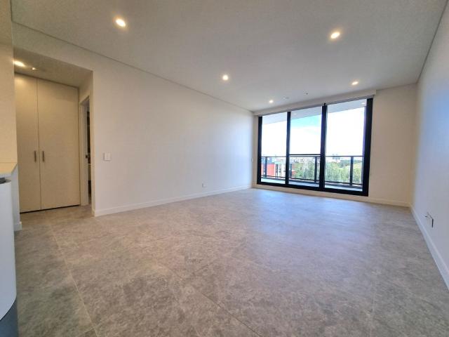 Luxury Two Bedroom Apartment with Resort Style Facilities in Wentworth Point