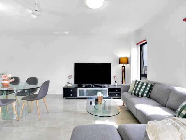 LUXURY TWO LEVEL FURNISHED PENTHOUSE WITH ALFRESCO IN CAIRNS CITY!