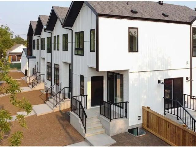 LUXURY TWO STOREY TOWNHOME [FREE MONTH] — 3 Bedrooms Townhouse