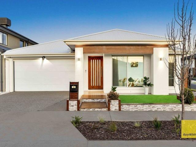 Luxury Upgraded Family Home with 2 Ensuites Steps from St Teresa of Kolkata Primary School/close to New Tarneit West Train station