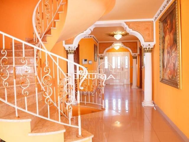 Luxury Villa for rent in Chiva, Spain