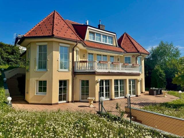 Luxury villa with pool, sauna and garden overlooking Vienna