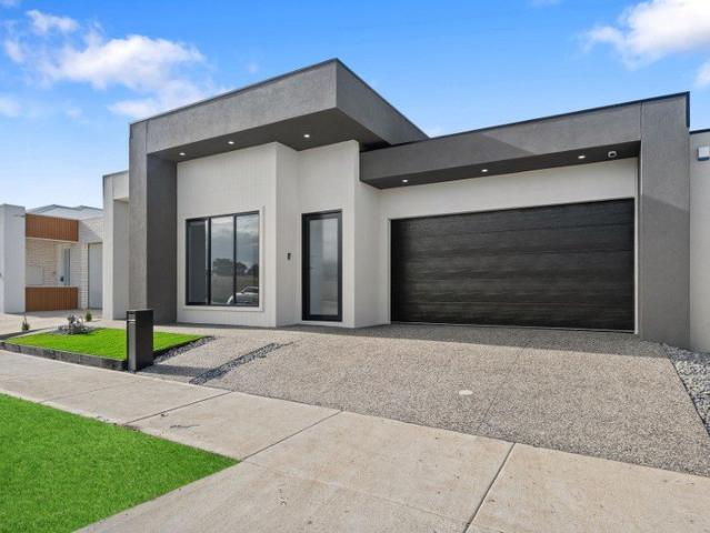 Luxuy Living in Woodsong Estate Craigieburn Side
