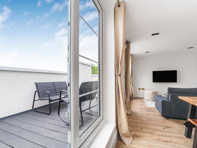 Lux 2BR Penthouse w/ Free Parking Terrace, Wembley