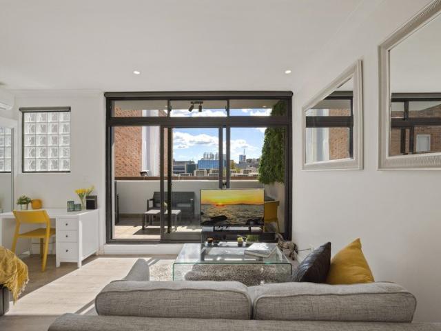 LUX APT + AIR CON + LARGE SUNNY BALCONY + POWER BLINDS + WORK DESK