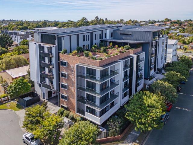 Chermside Lux Living The High Life 2 Bed 2 Bath + Large Home Office Unbeatable Location
