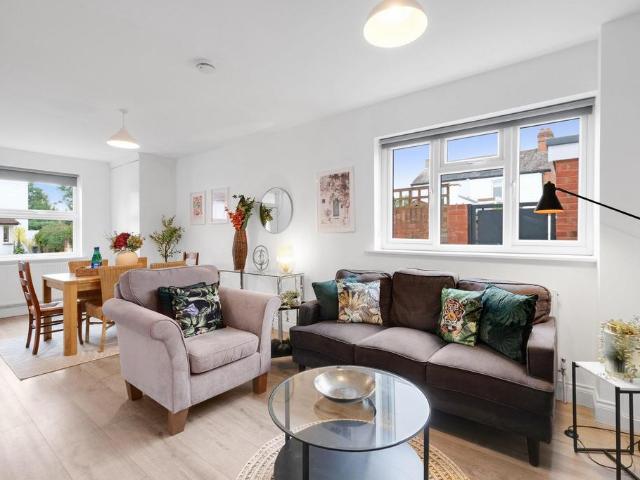 Lux UK WD6 Brownlow Rd 2 4 bed terraced house to rent £5,000 pcm £1,154 pw