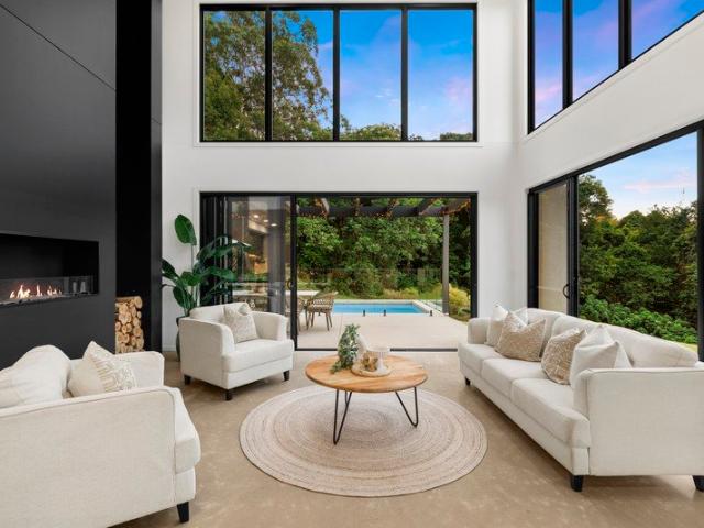 Luxe Acreage Living: Boutique Dress Circle Enclave