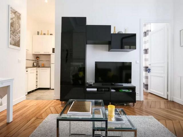 Luxe apartment in the heart of Paris Quiet, with a separate bedroom Haussmann style building Metro station 100 meters away, Paris Amsterdam Apartments for Rent