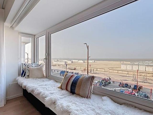 Luxe appartement met sublieme afwerking en frontaal zeezi.