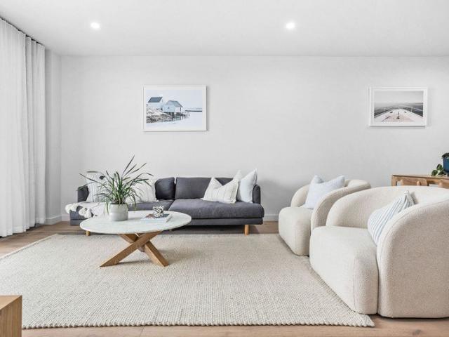 Luxe Corner Apartment with Sensational Balcony in the Heart of Elsternwick