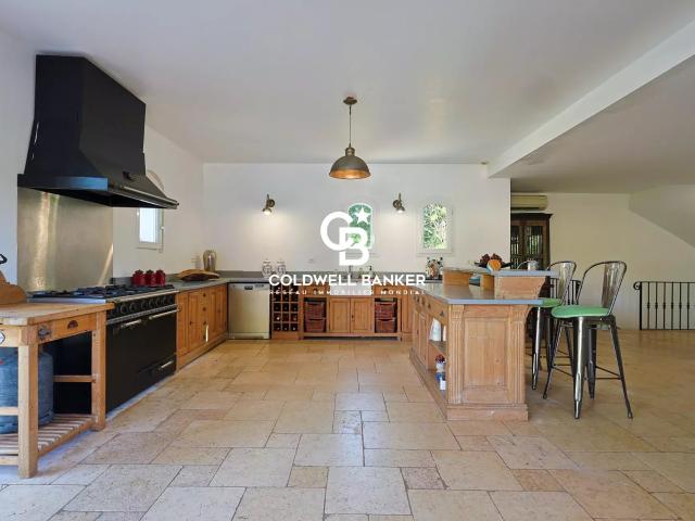 Luxe Discret et Volumes Majestueux en Provence