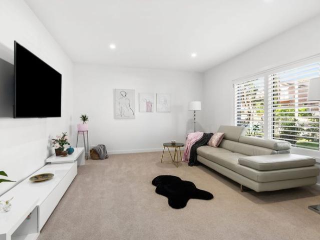 Luxe family entertainer set in blue ribbon street