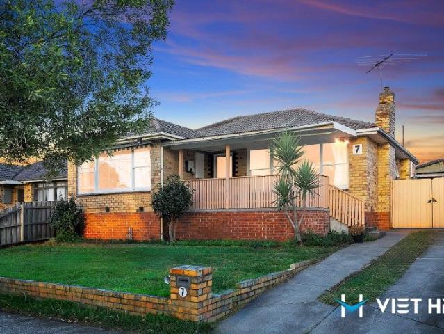 Luxe Family Haven with Modern Comforts in Springvale