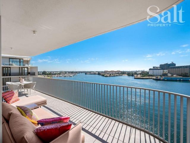 Luxe Four Bedroom Sub Penthouse on the Harbour's Edge with Four Parking Spaces