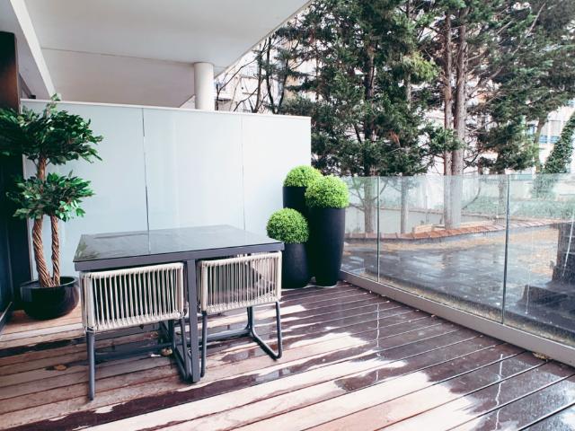 Luxe, goût et terrasse. 3 mots à visiter! Appartement 1 chambre meublé et à 200m du Châtelain. Vous ne résisterez pas.