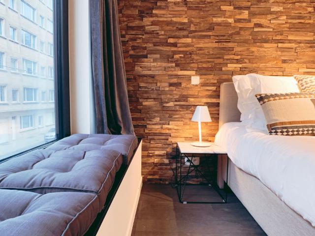 Luxe, goût et terrasse. 3 mots à visiter! Appartement 1 chambre meublé et à 200m du Châtelain. Vous ne résisterez pas.