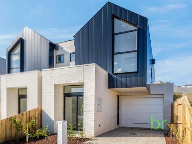 LUXE LIVING WITH DESIGNER FLAIR & ELEVATED ENTERTAINING