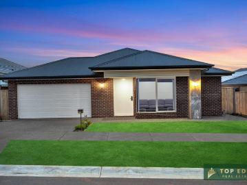 LUXE LIVING IN AN ENVIABLE LOCATION !