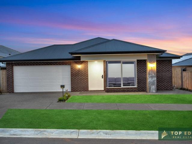 LUXE LIVING IN AN ENVIABLE LOCATION !