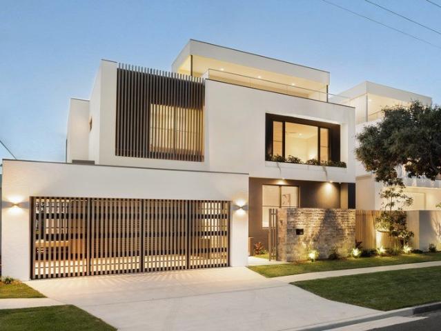 Luxe Tri Level Waterfront Entertainer: Brand New, with Exceptional City Skyline Views