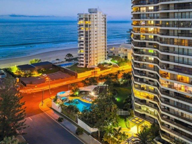 LUXE 3 BEDROOM BEACHSIDE APARTMENT