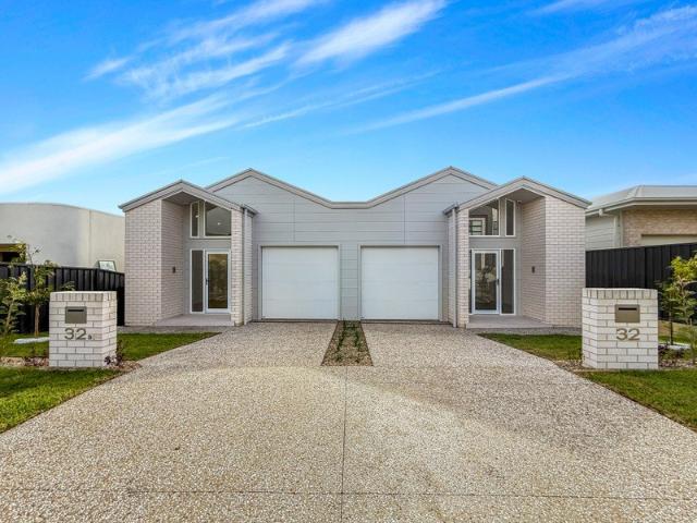 SPACIOUS, 4 BEDROOM DUPLEX, OFFERING EASY CARE FAMILY LIVING WITH STUNNING VIEWS!