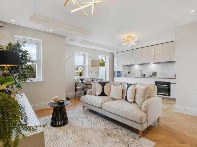 Luxen Court, The Ridgeway, EN2 3 bed apartment to rent £3,500 pcm £808 pw