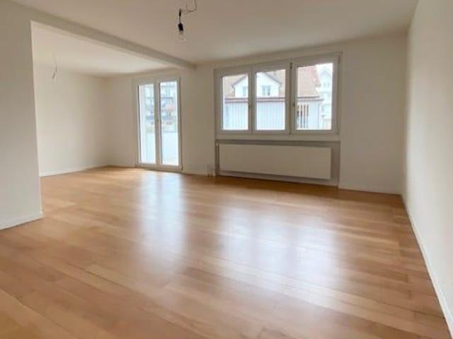 Luxeriöse sanierte 4,5 Zimmer Altbau Wohnung mit Balkon im Zentrum von Herisau