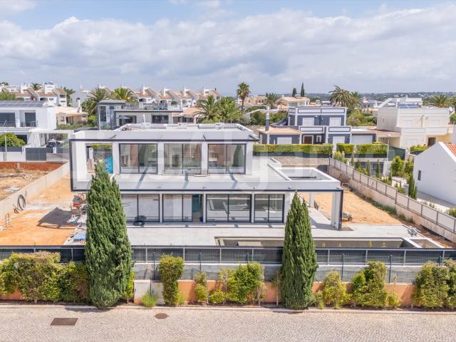 Luxo | Nova Villa Moderna T4 em Mato Serrão à Venda em Carvo. 280m² Lagoa e Carvoeiro