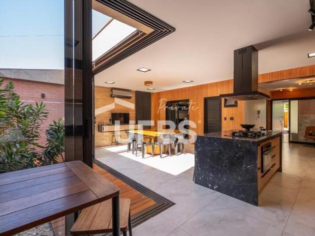 Luxo e Design: Sobrado Exclusivo com 4 Quartos e Acabamentos Refinados em Santa Genoveva, Goiânia