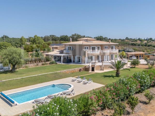 Luxo | V4+1 Luxuosa Villa em Espiche, Praia da Luz, à venda. 614m² Luz