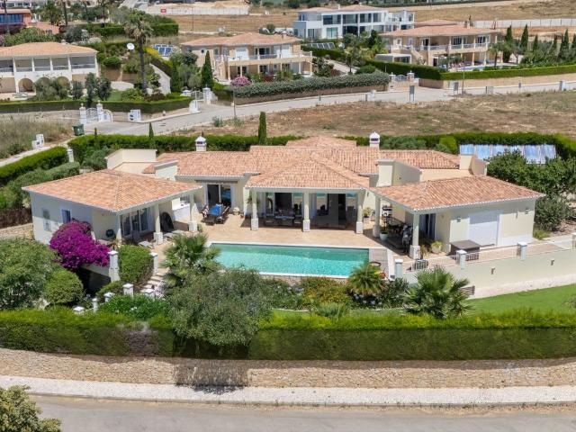 Luxo | VILLA T3+1 com Vista Mar Excepcional na Reserva da Lu. 320m² Luz