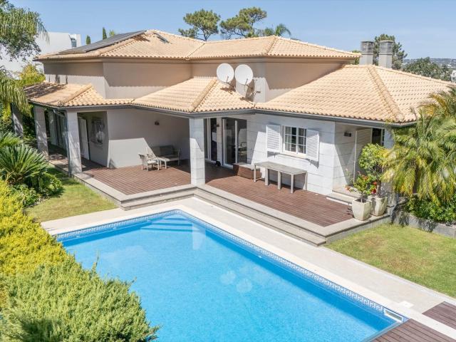 LUXO | VILLA T3+2 À BEIRA MAR, PRÓXIMA À PRAIA DA FALÉSIA, O. 331m² Quarteira