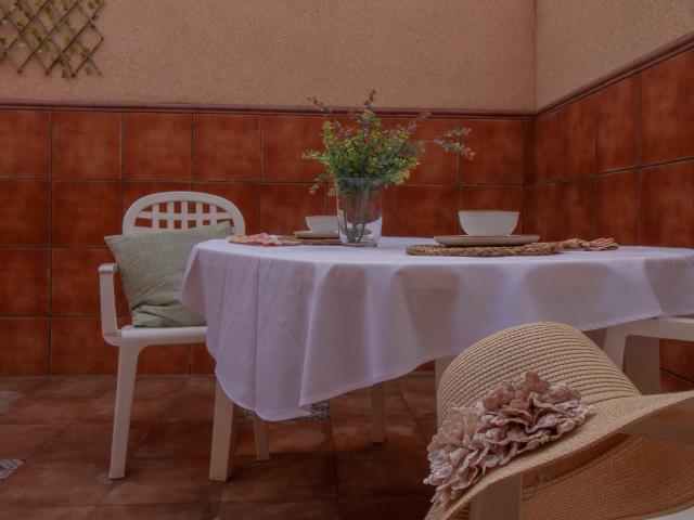 Espaciosa casa de 3 dorm. con patio privado, garaje y vistas despejadas al verde