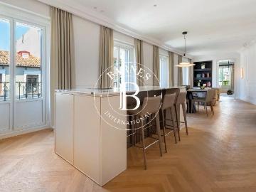 Luz, historia y diseño: extraordinario piso en esquina en el. 199m² Madrid